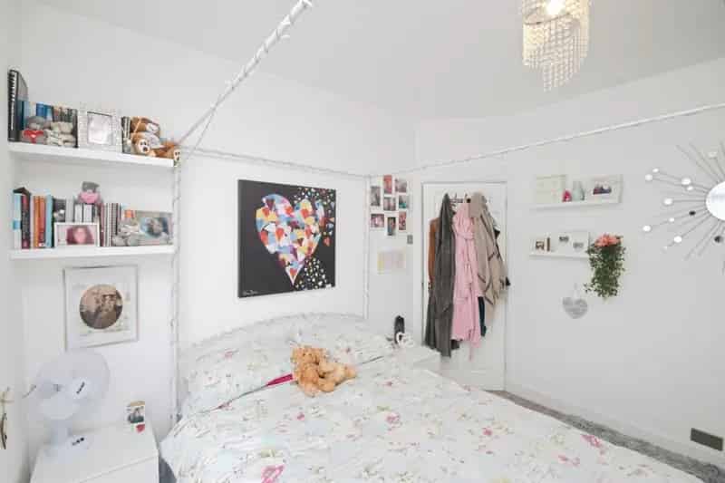 2 Bedroom Flat near Beach - Off-Road Parking & Share of Freehold