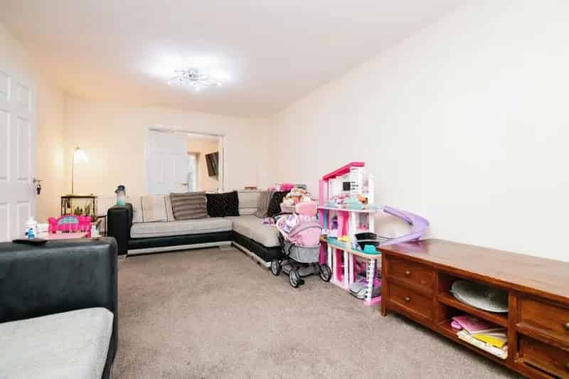 6 Bedroom Semi-Detached House Near Birmingham Metropolitan Hospital