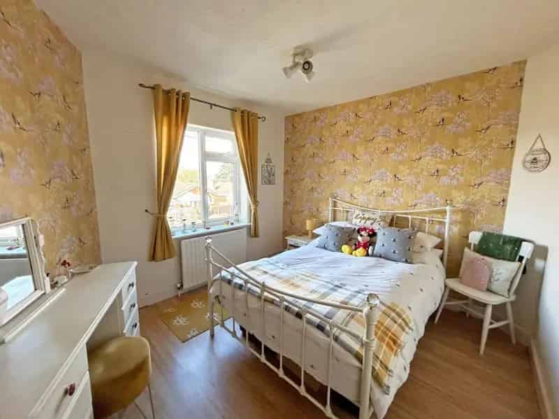 5 bed house for sale