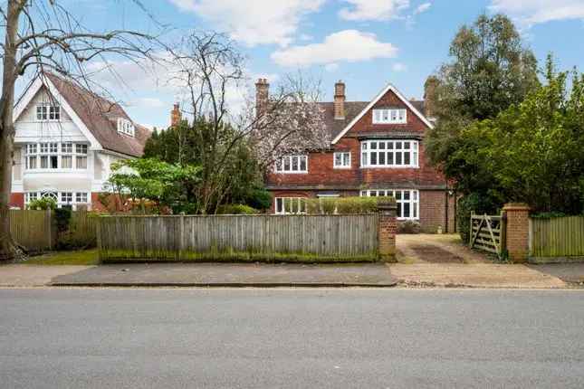 Semi-Detached House for Sale in Surbiton KT6