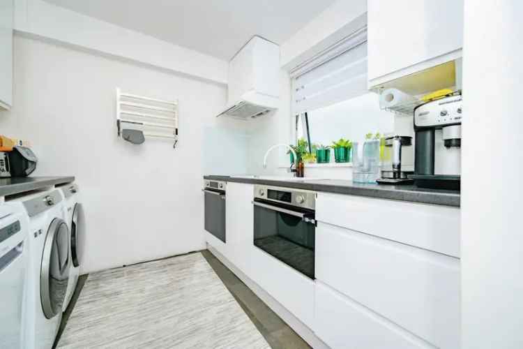 Refurbished 2-Bed Flat in St Albans - Modern Living