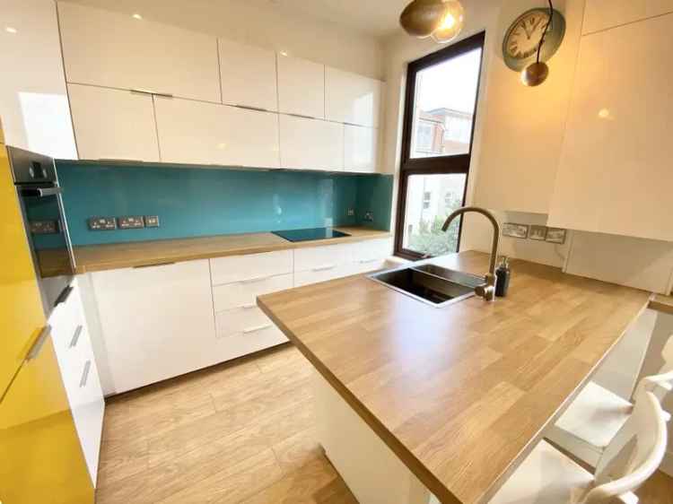 2 Bedroom Maisonette Near Victoria Park