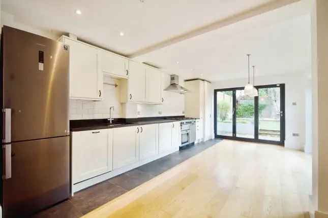 3-Bed Garden Flat Mansfield Conservation Area London