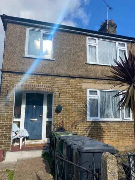 3 Bed House Large Garden Near Amenities
