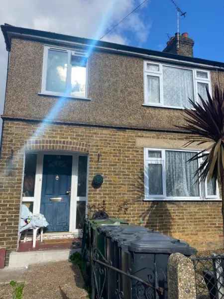 3 Bed House Large Garden Near Amenities