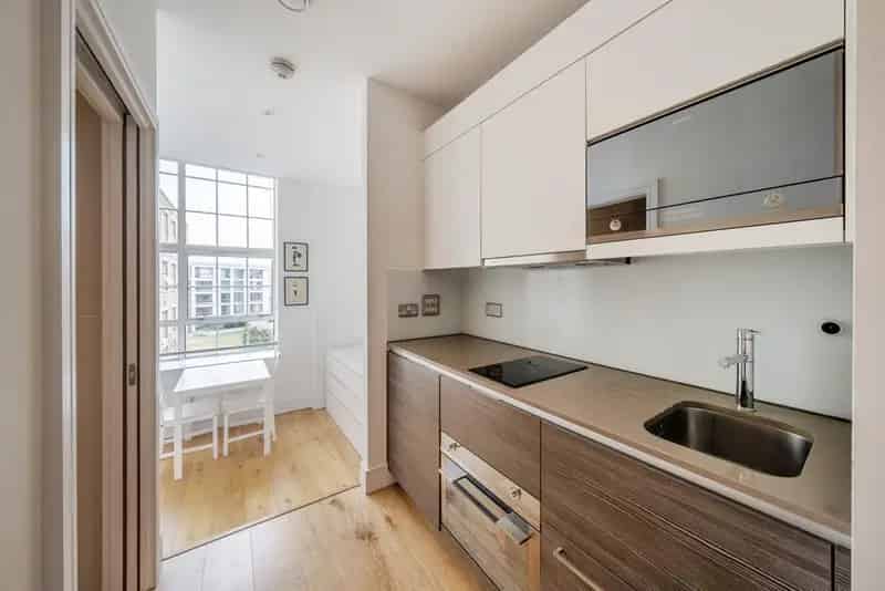 Studio Apartment Clapham Road High Ceilings Ample Storage 24 Hour Concierge