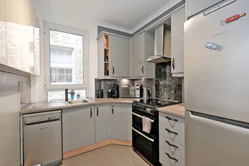 3 Bedroom City Center Flat Grade B Listed Gas Central Heating Permit Parking