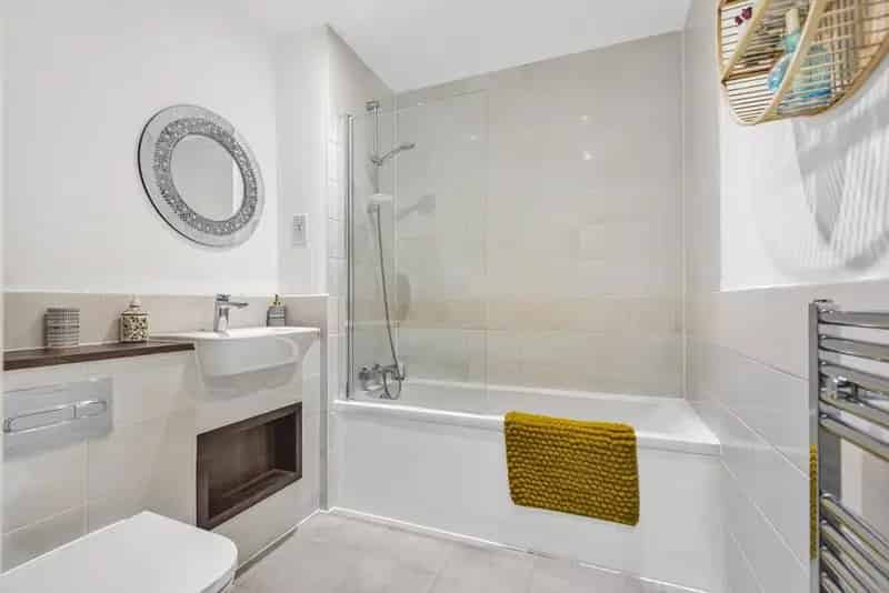 Modern Apartment with Balcony - No Onward Chain