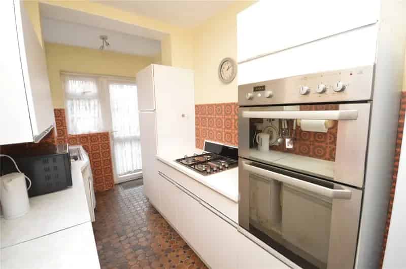 Three Bedroom Semi Detached House with Garage and Garden
