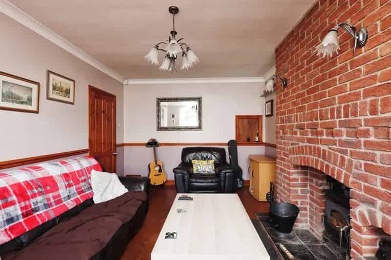 3 Bed House Bramcote Modern Kitchen Cosy Living Room Detached Garage