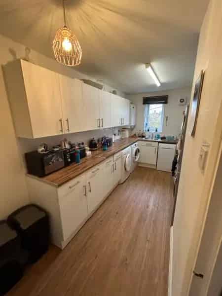 New Kitchen, Bathroom & Carpets - Family Home Near Parks & Schools