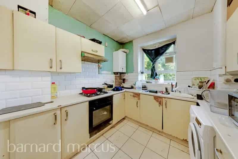 Three Bedroom Flat in Furzedown No Onward Chain