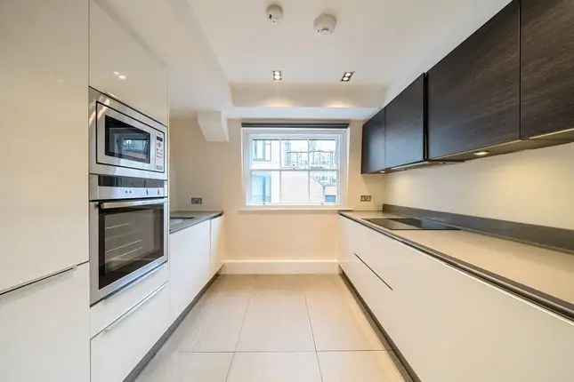 Flat to rent in Baker Street, London NW1