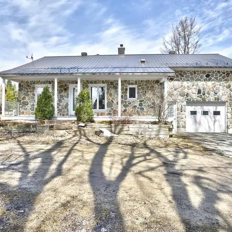 6.5 Acre Country House with 2 Garages and Spacious Kitchen