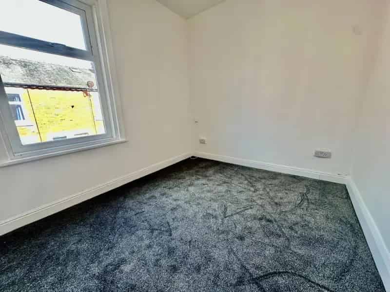 2 Bedroom Mid Terraced House To Let
