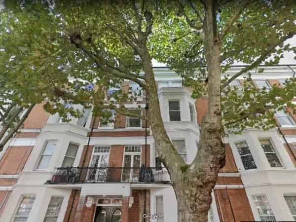 Spacious Victorian Apartment in Quiet Mansion Block