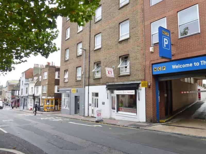 3 Bedroom Flat near Brighton Station - Modern & Newly Decorated