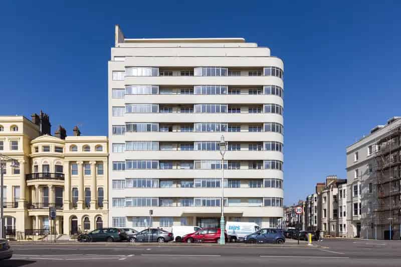 Embassy Court II Apartment for Sale: Sea Views and Modern Design