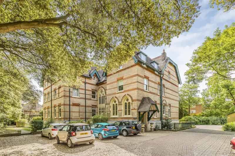 2 Bedroom Ground Floor Flat for Sale in Bournemouth East Cliff