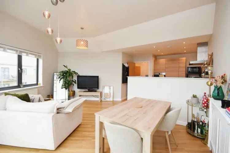 Two Bedroom Apartment near Brentwood Train Station