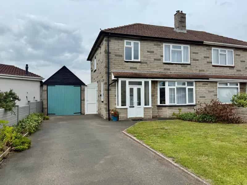 3 Bedroom Semi-Detached House with Garage and Garden