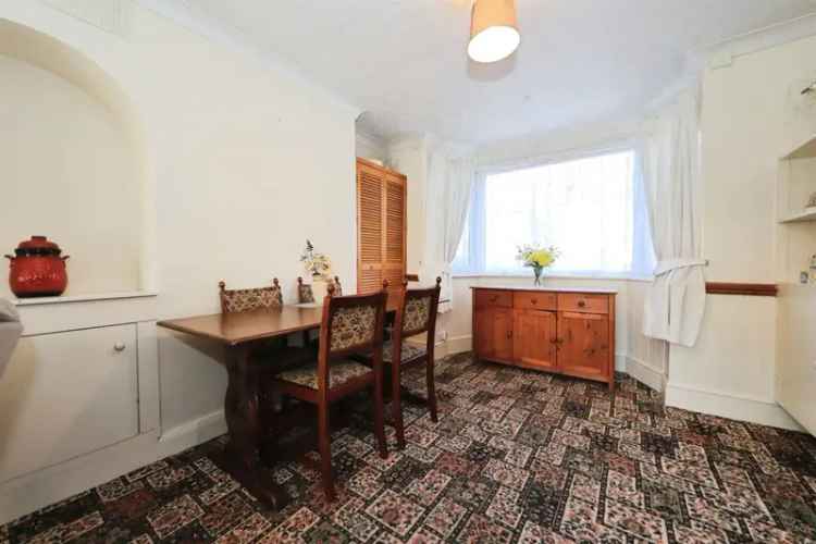 Three Bedroom Semi-Detached House Near Brintons Park