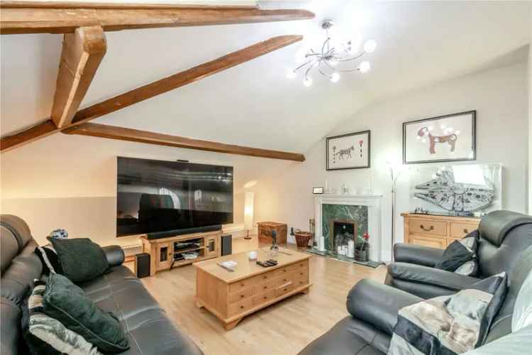 2 Bedroom Loft Apartment Cheltenham Private Parking