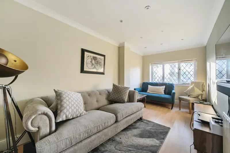 5 bedroom House
 To Let 
Total Size: 2697 SQ FT