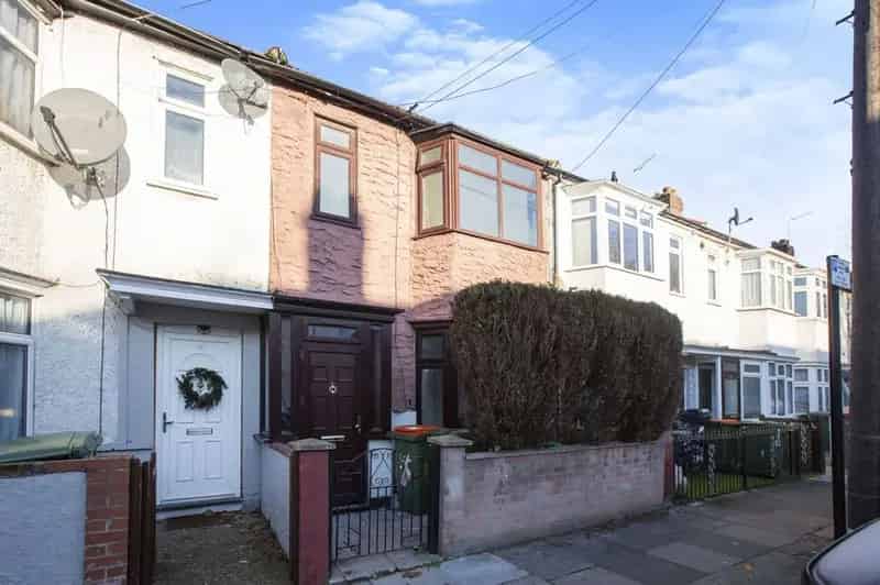 4 Bedroom Mid Terrace House to Rent London E16