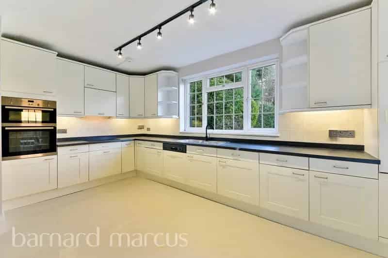 Spacious 4/5 Bedroom House in Haymills Estate
