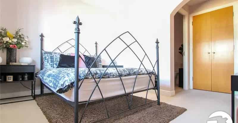 2 Bedroom Flat to Rent - Town Centre Location