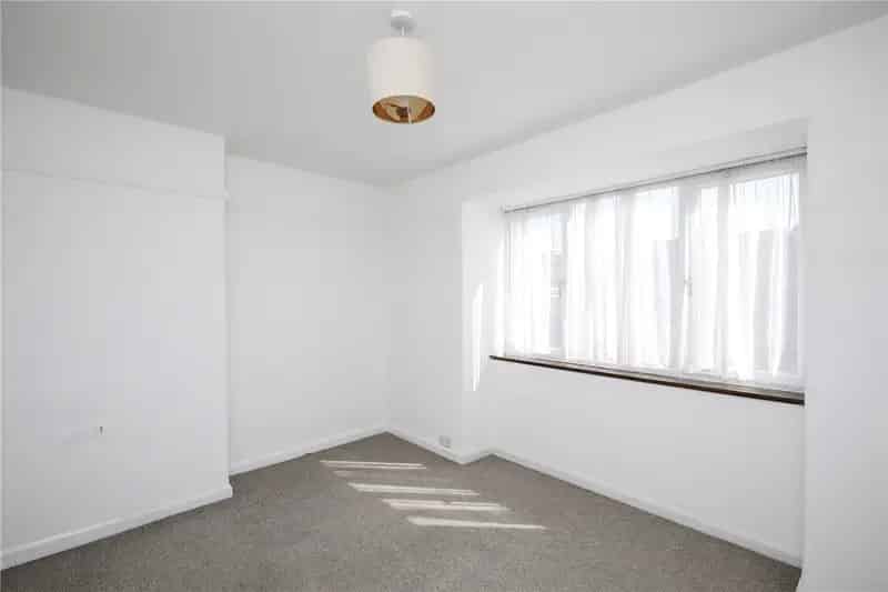 3 Bedroom House London - 972 sq ft Semi-Detached Family Home