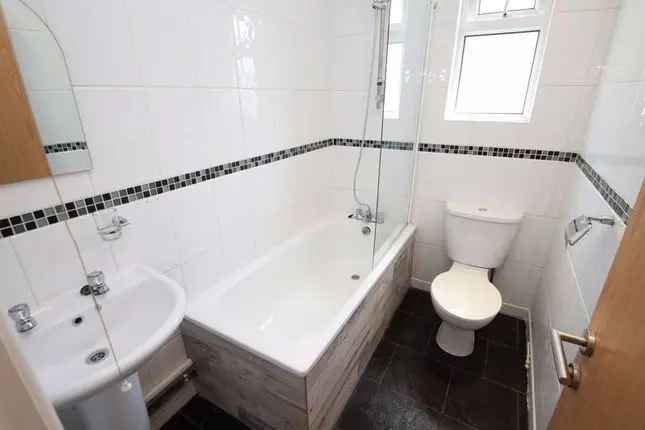 Flat to rent in Richmond Road, Cathays, Cardiff CF24