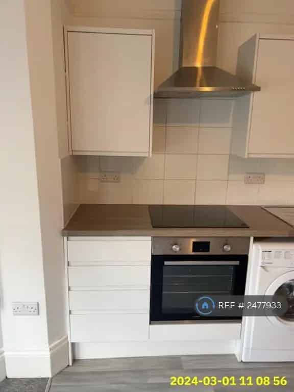 Studio Flat Ground Floor Open Plan High Standard