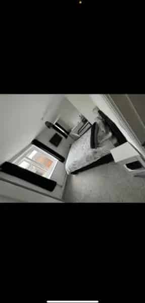 2 Bed First Floor Flat Near Woods