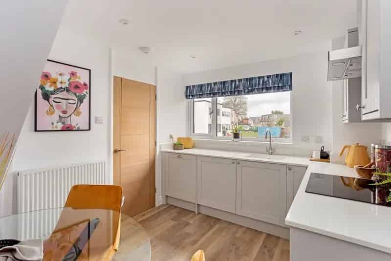 2 Bedroom Terraced House Windsor Garden Parking