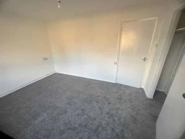 2 Bed Ground Floor Maisonette with Private Astro Garden