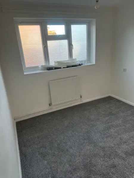 Flat For Rent in Mole Valley, England