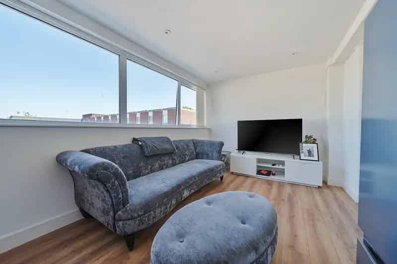 Modern 1-Bed Leasehold Flat Near Southway Shopping Centre