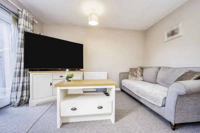 3 Bed House Redhouse Park Modern Family Home Garden Parking
