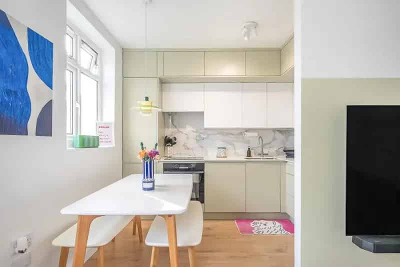 Stylish 3-Bedroom Flat with Parking and Gardens