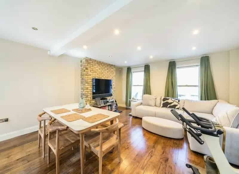 One Double Bedroom Split Level Apartment 850 Sqft Near Colliers Wood