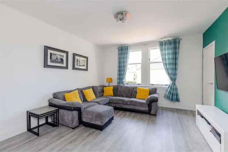 3 Bed Flat Double Upper with Garden and Driveway