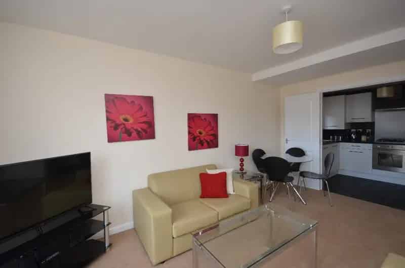 Furnished 2-Bedroom Apartment in Stirling with Monument Views