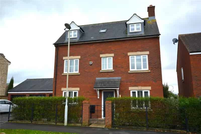 4 Bedroom Detached House To Rent