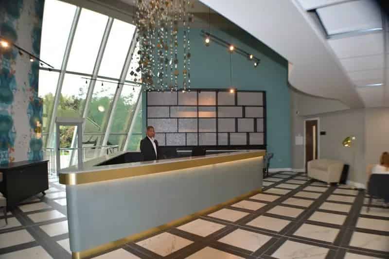 1 Bedroom Flat with Concierge and Underground Parking