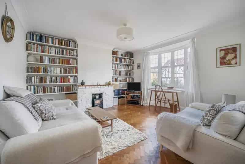 Four Bedroom 1930s Family Home Near Zone 3 Station