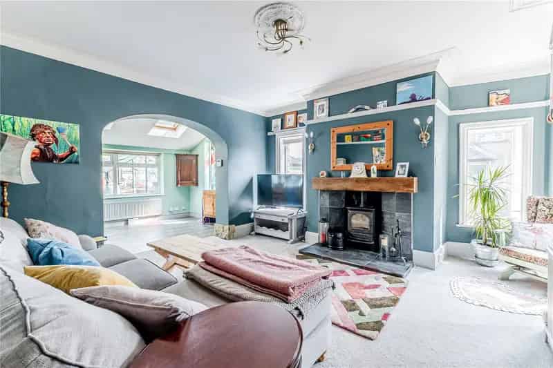 Four Double Bedroom Semi Detached House Esholt 2000 Sq Ft