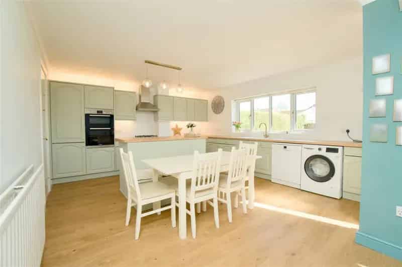 4 bedroom House
 For Sale 
Total Size: 1793 SQ FT