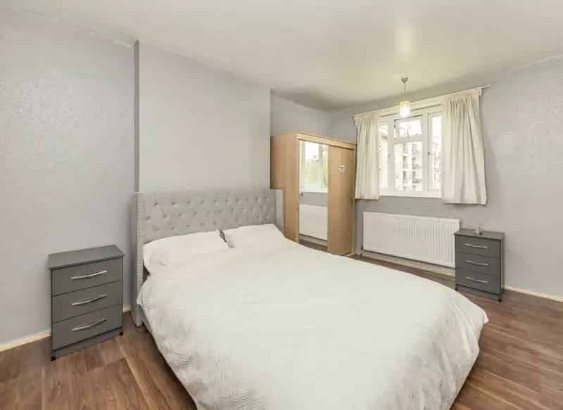 3 Bed Split Level Flat Hackney Central 870 sq ft